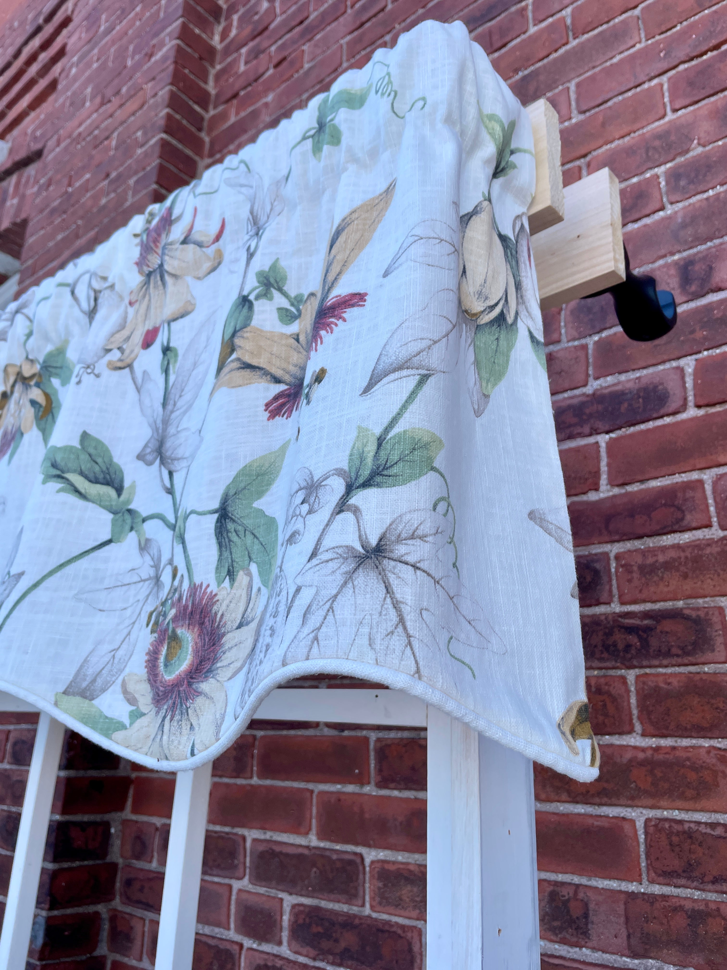 Country Cottage White Tea Scallop Valance