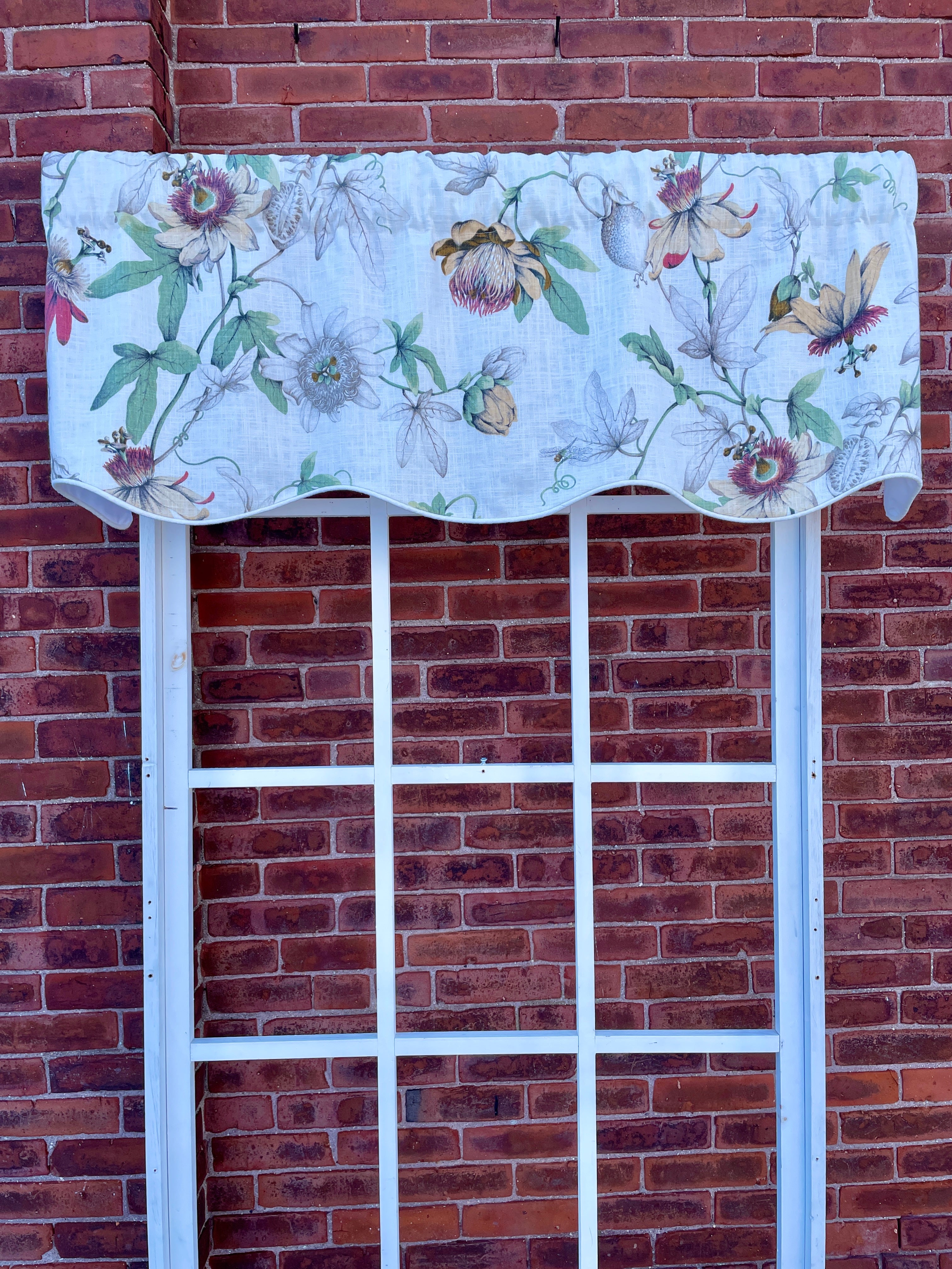 Country Cottage White Tea Scallop Valance
