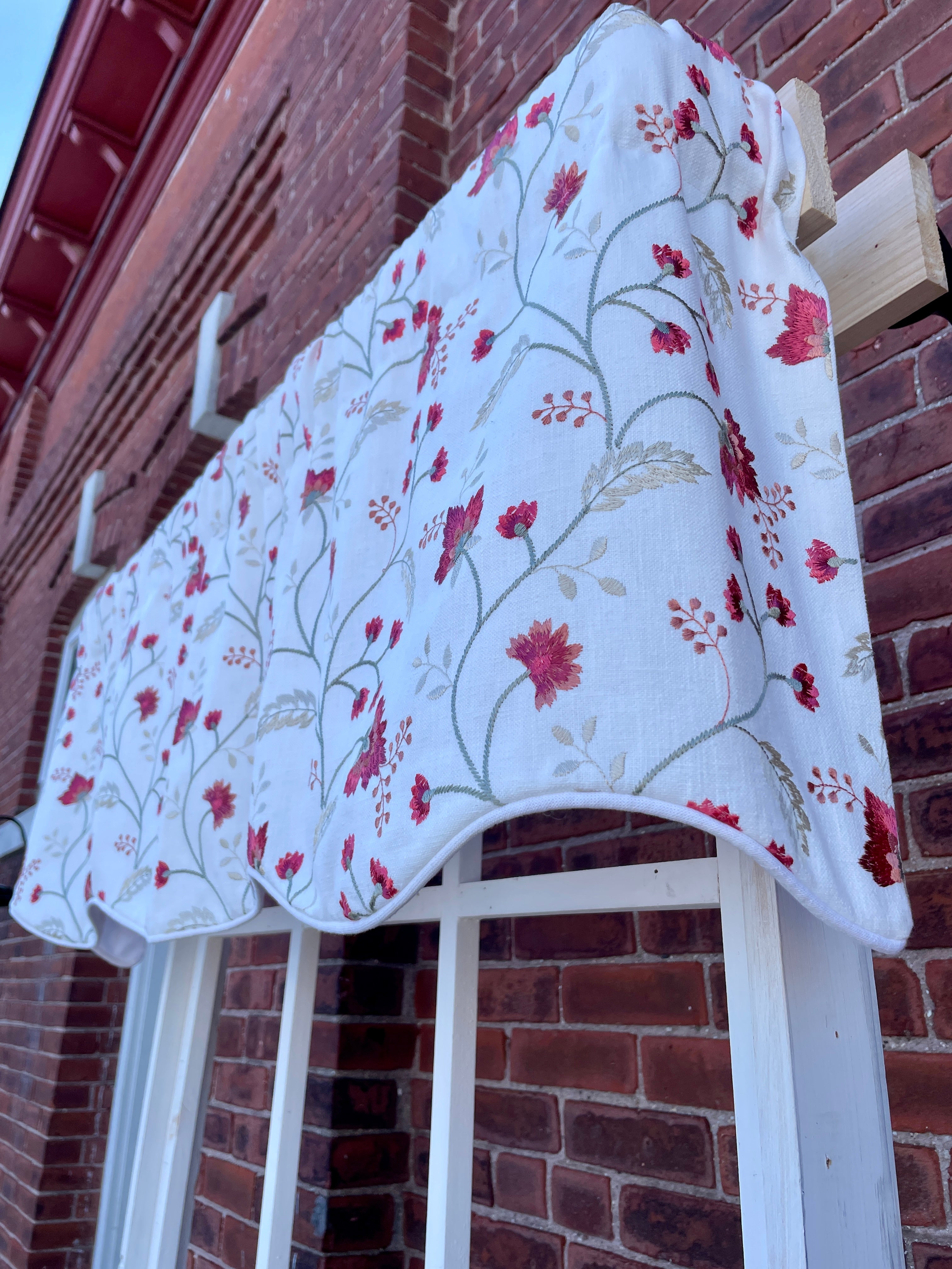 Torch Singer Bouquet Scallop Valance